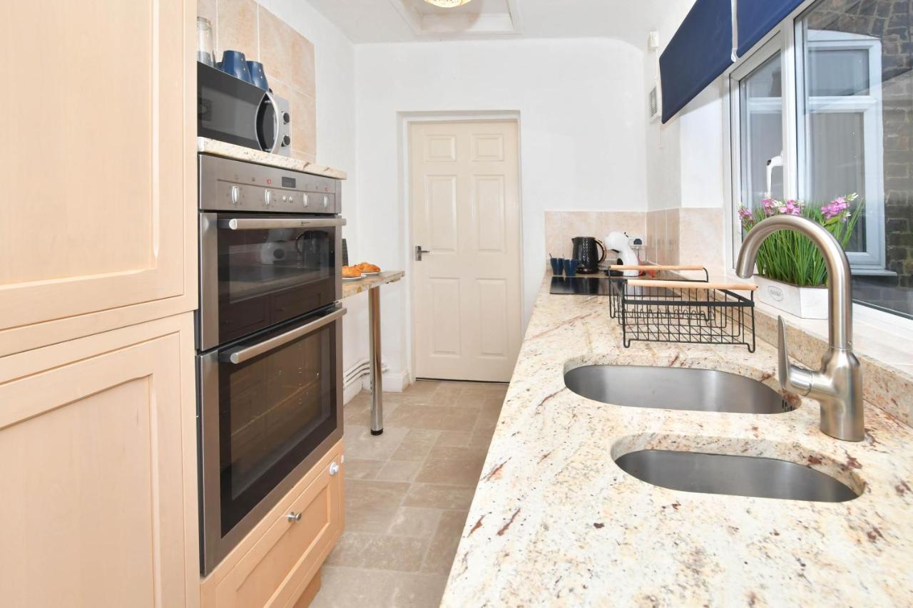 The Yellow Door By Avenew Management Serviced Accommodation Stoke-on-Trent المظهر الخارجي الصورة