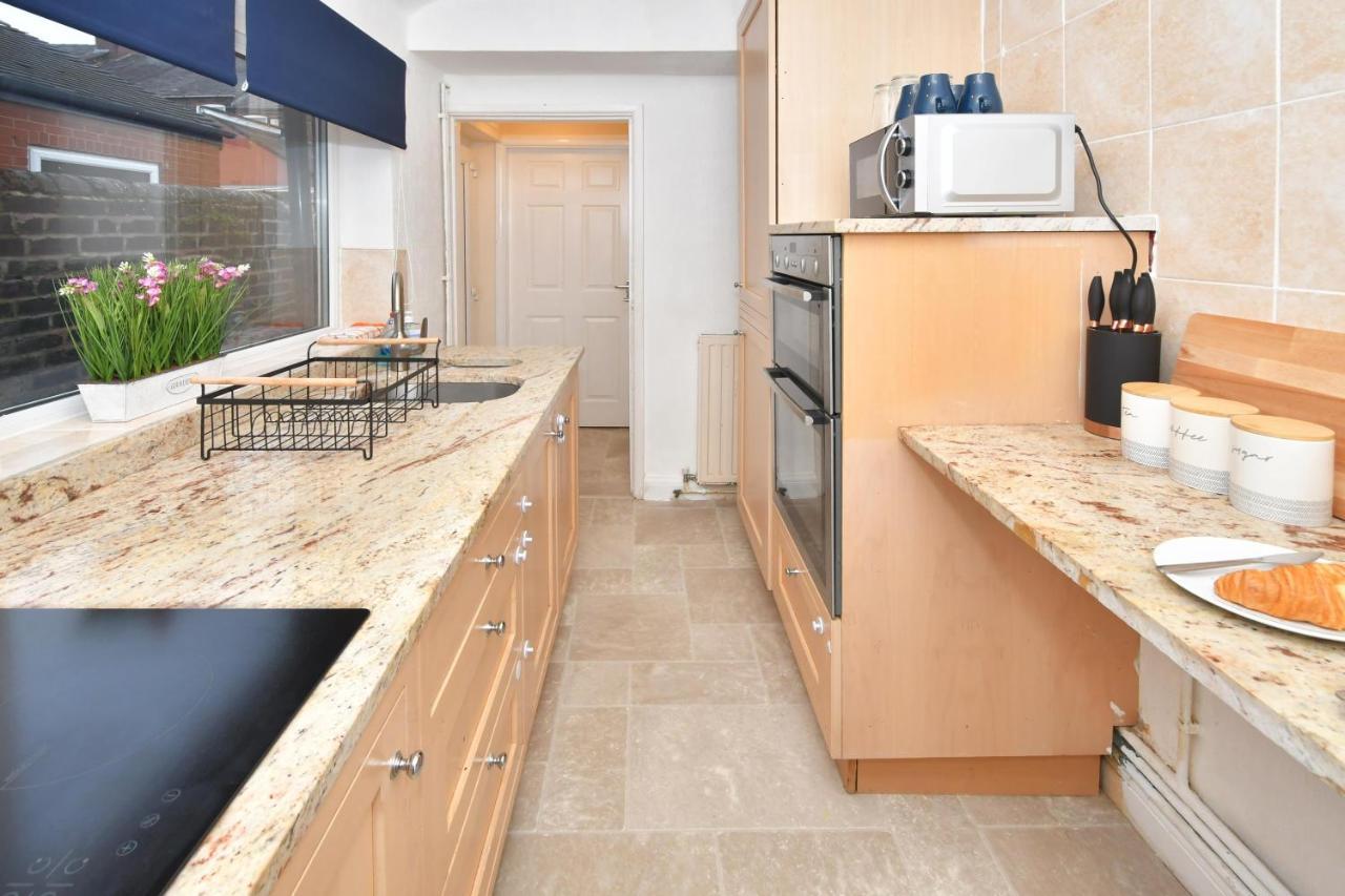The Yellow Door By Avenew Management Serviced Accommodation Stoke-on-Trent المظهر الخارجي الصورة