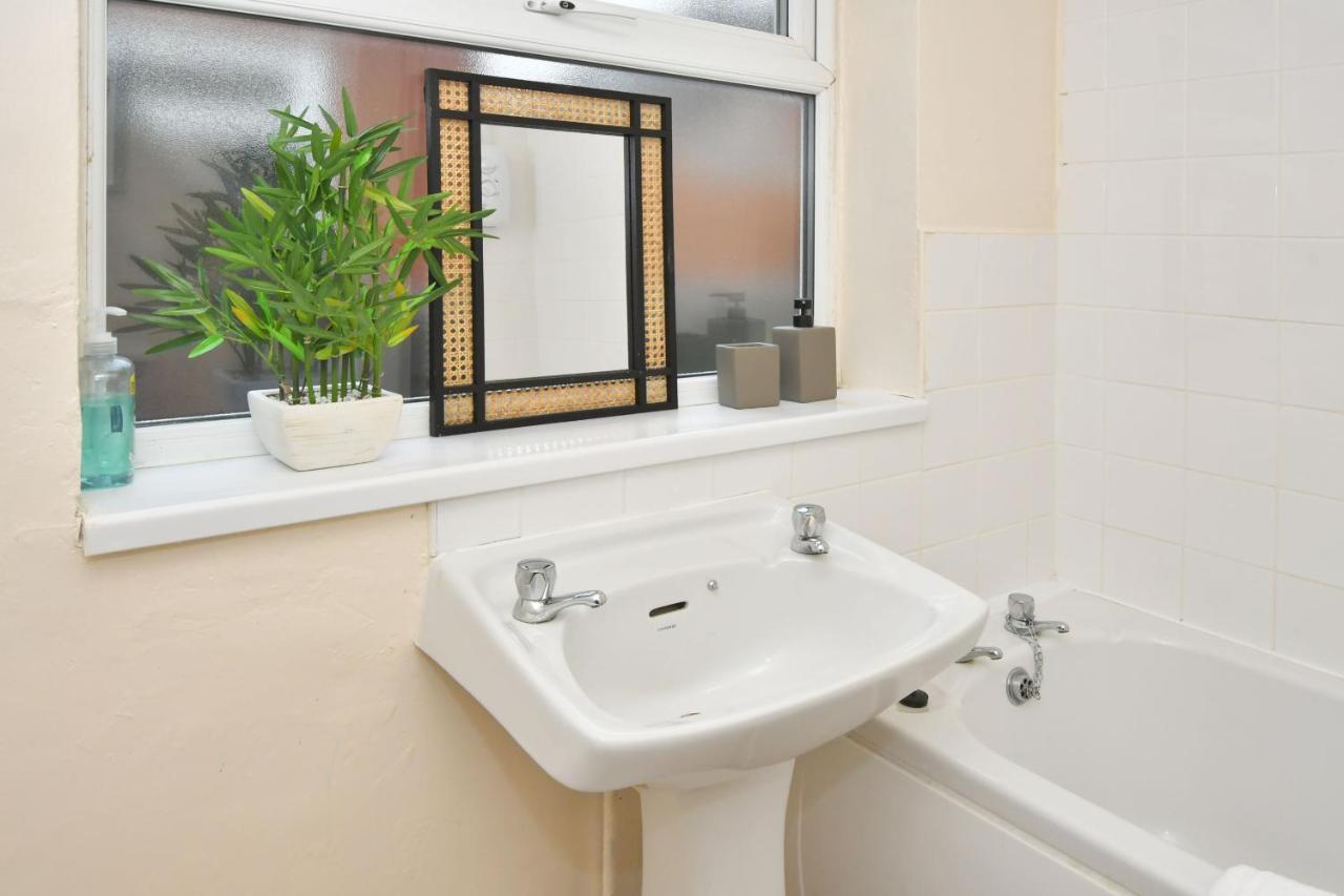 The Yellow Door By Avenew Management Serviced Accommodation Stoke-on-Trent المظهر الخارجي الصورة