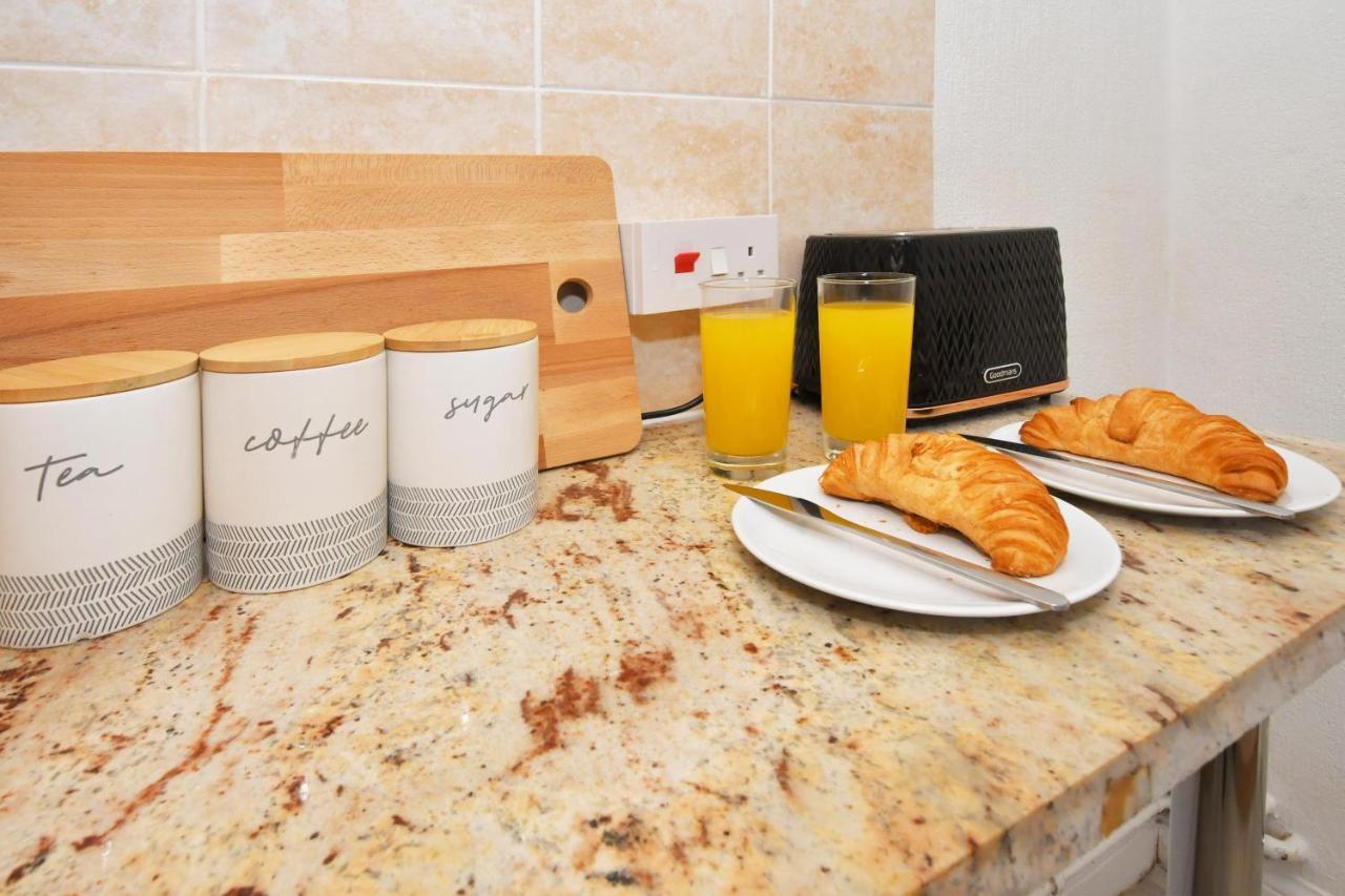 The Yellow Door By Avenew Management Serviced Accommodation Stoke-on-Trent المظهر الخارجي الصورة
