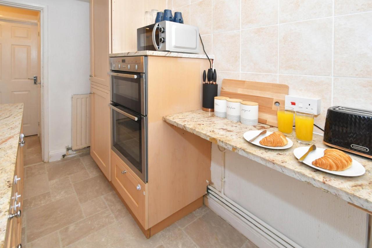 The Yellow Door By Avenew Management Serviced Accommodation Stoke-on-Trent المظهر الخارجي الصورة